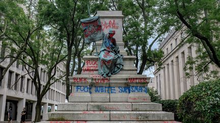 Le piédestal de la statue du Confédéré Albert Pike à Washington DC après des manifestations antiracistes, le 20 juin 2020. (ALEX WROBLEWSKI / GETTY IMAGES NORTH AMERICA)