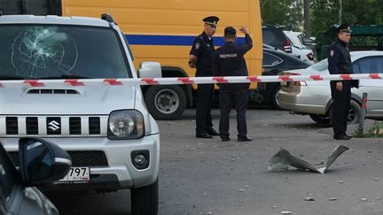 Des policiers interviennent sur le site d'une attaque de drones, le 22 août 2023, à Krasnogorsk (Russie). (AFP)