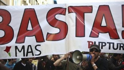 Portugal, Lisbon : Demonstrators hold a banner reading "Enough!" as they take part in a May Day rally in downtown Lisbon on May 1, 2012. (AFP PHOTO / PATRICIA DE MELO MOREIRA)