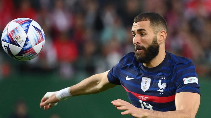 Karim Benzema avec le maillot de l'équipe de France lors de la rencontre de Ligue des nations contre l'Autriche, à Vienne, le 10 juin 2022. (FRANCK FIFE / AFP)