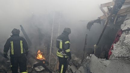 Une maison incendiée après un bombardement russe dans la ville de Kherson, dans le sud de l'Ukraine, le 29 janvier 2023. (GENYA SAVILOV / AFP)