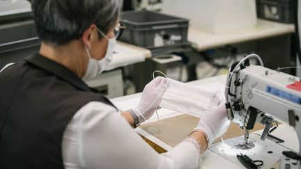 Louis Vuitton mobilise ses ateliers français pour la fabrication de masques non chirurgicaux, avril 2020 (David Gaillard)