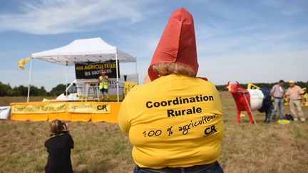 Rassemblement des agriculteurs&nbsp;de la Confédération paysanne à l'entrée du domaine de Chambord le 2 septembre 2016 (GUILLAUME SOUVANT / AFP)