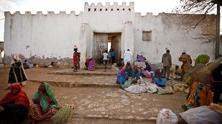 Emir Nur Ibn Mujahid, dirigeant politique de Harar, a construit un mur de quatre mètres de haut autour de la ville, percée de cinq portes pour la protéger des envahisseurs. A cette époque, les hyènes ont pris l’habitude de venir manger les déchets jetés par les habitants au-dessus de l’enceinte. Mais pour que les animaux ne pénètrent pas dans la ville et s’approchent des demeures, les habitants ont décidé de les nourrir. (Tiksa Negeri / Reuters)