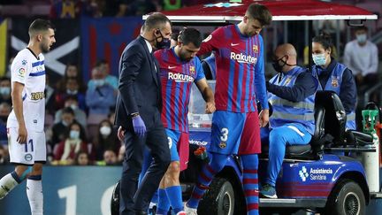 Sergio Aguero a dû quitter le terrain en première période à cause de douleurs thoraciques lors du match Barcelone-Alavés, le 30 octobre 2021. (JOAN VALLS / NURPHOTO)