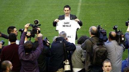 Gary Neville lors de se présentation à la presse sur la pelouse du stade Mestalla..il y a à peine quatre mois  (JOSE JORDAN / AFP)