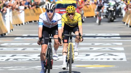 Tadej Pogacar et le maillot jaune Jonas Vingegaard, lors de la 14e étape du Tour de France, le 15 juillet 2023. (PIERRE TEYSSOT / MAXPPP)