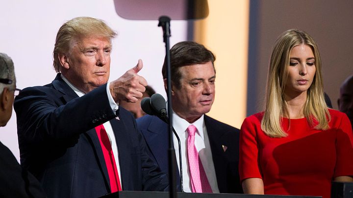 Donald Trump (G), Paul Manafort, son directeur de campagne (C), et Ivanka Trump (D), le 21 juillet 2016, à Clevland (Ohio, États-Unis), lors de la convention républicaine. (BROOKS KRAFT / CORBIS NEWS)