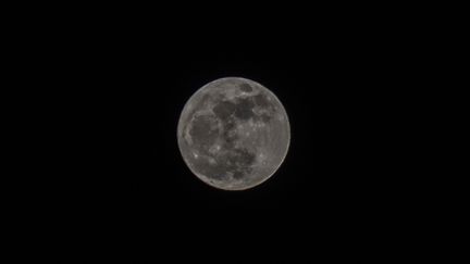 A Artaki (Grèce), le ciel dégagé a permis d'apprécier les détails de notre satellite, lors de la "super Lune", le 1er janvier 2018. (WASSILIOS ASWESTOPOULOS / NURPHOTO / AFP)