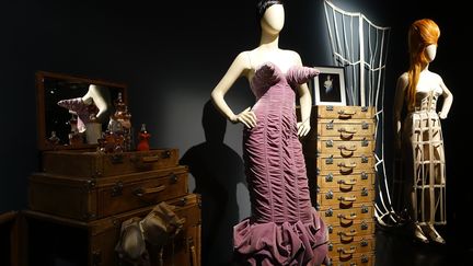 Dans la garde-robe de la femme moderne, les robes-corsets symbolisent non pas la soumission et l’emprisonnement, mais le pouvoir et la sensualité. Pour certains, les femmes corsetées de Gaultier apparaissent comme une négation des luttes féministes des années 1960 et 1970, mais en réalité, le couturier provoque plutôt une libération post féministe au chapitre de l’apparence. De nombreuses vedettes portent diverses déclinaisons de ses corsets aux bonnets à surpiqûres concentriques, dont Madonna, pendant sa tournée mondiale Blond Ambition, en 1990. Loin d’être un instrument de torture enfermant le corps féminin, ses corsets se veulent l’équivalent du veston chez les hommes. Ils permettent également aux hommes de renouer avec l’usage qu’en faisaient les dandys et les militaires anglais au XIXe siècle, c’est-à-dire pour accroître leur force et leur endurance.
 (Corinne Jeammet)