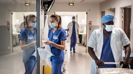 Le&nbsp;personnel de santé travaille dans le service de soins intensifs de l'hôpital Saint-Louis de l'AP-HP (Assistance Publique - Hopitaux de Paris) à Paris, le 28 mai 2020. (MARTIN BUREAU / AFP)