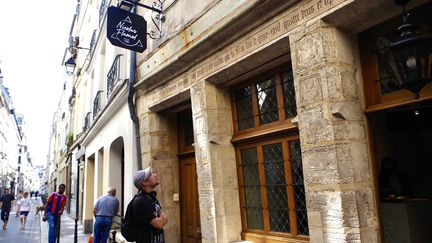 Paul, guide touristique, devant la maison de Nicolas Flamel, rue de Montmorency, en août 2021. (JEREMIE LAURENT-KAYSEN)