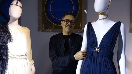 Olivier Chatenet et son modèle préféré, une robe longue en jersey bleu marine, avril 2017
 (Corinne Jeammet)