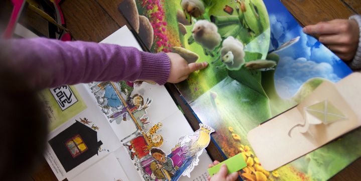 Des enfants regardent des livres pop-up
 (Fred Dufour / AFP)