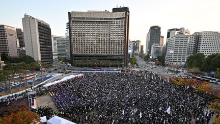 Une commémoration en hommage aux victimes de la bousculade meurtrière dans le quartier d'Itaewon a lieu à Séoul, en Corée du Sud, le 29 octobre 2023. (ANTHONY WALLACE / AFP)