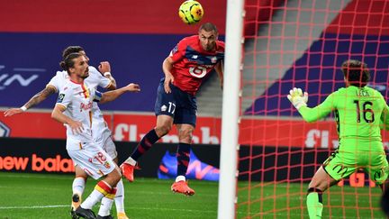 Burak Yilmaz ouvre le score pour Lille dans le derby contre Lens. (DENIS CHARLET / AFP)