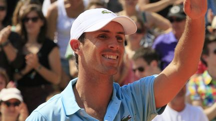 Edouard Roger-Vasselon, premier Fran&ccedil;ais qualifi&eacute; pour le second tour de Roland Garros, le 27 mai 2012. (JACQUES DEMARTHON / AFP)