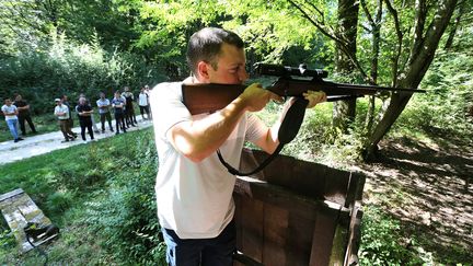 Un chasseur s'entraîne, le 22 août 2018, à Belval-Bois-des-Dames (Ardennes). (FRANCOIS NASCIMBENI / AFP)