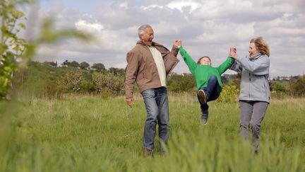 Selon une étude de l'Insee, les petits-enfants connaissent plus souvent leurs grand-mères que leurs grands-pères, et plus souvent leurs grands-parents maternels, que paternels. (Illustration) (BLOOM PRODUCTIONS / DIGITAL VISION / GETTY IMAGES)