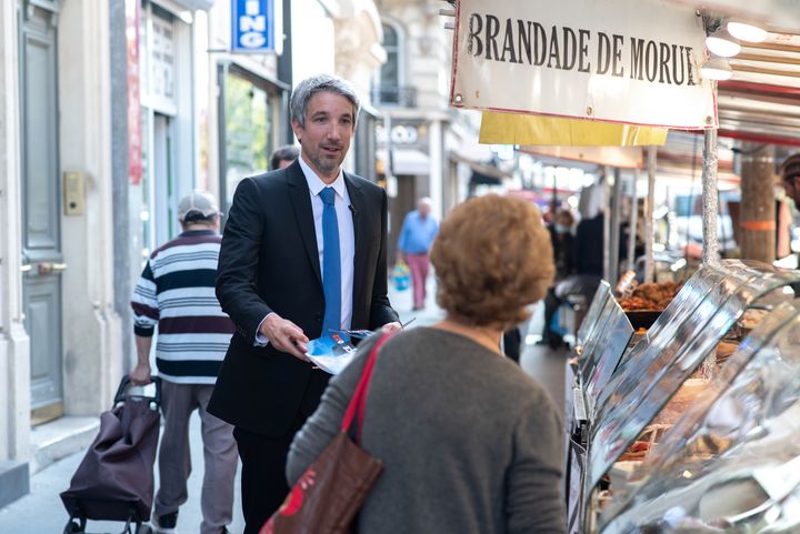 Guillaume Meurice en train de distribuer des tracts, pour une mise en scène.&nbsp; (Magali R)