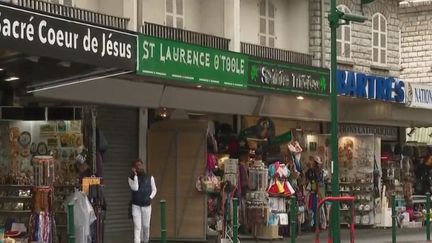 La ville de Lourdes (Hautes-Pyrénées) a décidé de mettre en vente 66 boutiques qu'elle loue à des commerçants. Ces magasins proposent des articles religieux et sont disposés autour du sanctuaire. Les locataires s'inquiètent. (FRANCE 2)