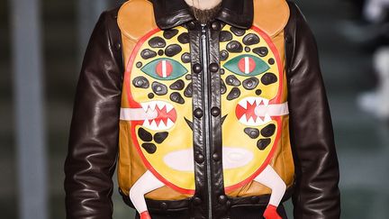 "D'habitude, je suis un vrai pacifiste mais les événements de l'année dernière m'ont mis en colère", confie Walter Van Beirendonck, dont le défilé était intitulé "Woest" (furieux, en flamand). Dans sa collection très colorée aux accents tribaux, le créateur belge mêle le rassurant et l'inquiétant, avec des sortes de doudous qui s'accrochent aux vestes, ton sur ton, prenant des formes géométriques, d'animaux ou de fusils mitrailleurs. "Nous avons mêlé des poupées avec des fusils et des lapins avec des tronçonneuses. C'est un mélange de choses très douces et très agressives, c'est le monde d'aujourd'hui", poursuit Walter Van Beirendonck.
 (PIXELFORMULA / SIPA/SIPA)