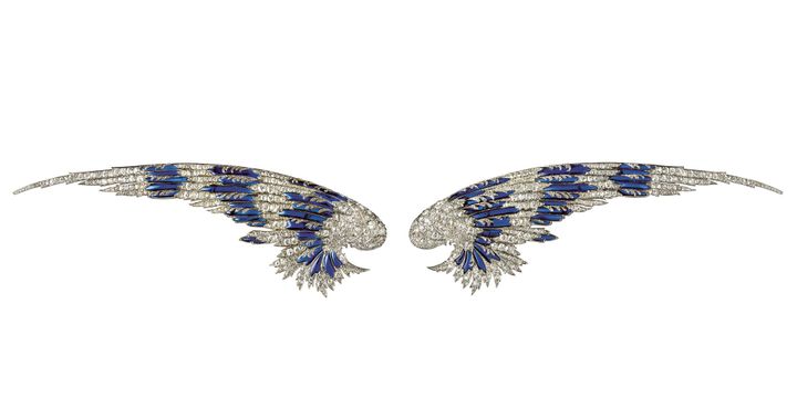 Thème audacieux du répertoire de Chaumet à la Belle Époque, cette paire d’ailes portable en diadème ou en broches a appartenu à Gertrude Vanderbilt, épouse de Harry Payne Whitney. Ayant réuni par son mariage deux immenses fortunes, elle est aussi sculpteur et collectionneur, élève de Rodin et fondateur de Vogue et du Whitney 
 (Museum de New York)