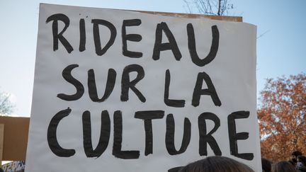 Un manifestant tient une pancarte "Rideau sur la culture" à Paris, lors d'une manifestation le 15 décembre 2020.&nbsp; (EDOUARD MONFRAIS / HANS LUCAS)