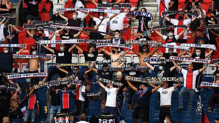 Les supporters du PSG respectent les distances de sécurité liées au covid-19, mardi 21 juillet 2020 au Parc des princes, à Paris. (FRANCK FIFE / AFP)