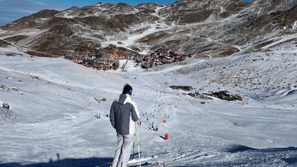 Un skieur sur les pistes de Val Thorens dans les Alpes, le 24 novembre 2018.&nbsp; (ROMAIN LAFABREGUE / AFP)