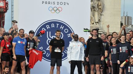 À 1000 jours des Jeux Olympiques de Paris 2024, Eliud Kipchoge était l'invité d'honneur du Marathon pour tous, le dimanche 31 octobre 2021. (Léo-Pol Platet / France Télévisions)