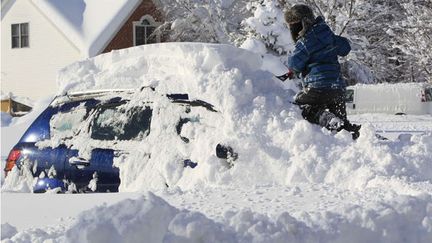 &nbsp; (Un habitant du nord-est des USA enlève la neige qui a recouvert sa voiture © Harry Scull Jr./AP/SIPA)