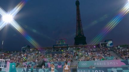 Paris 2024 : devant la tour Eiffel, l'arène du beach-volley séduit