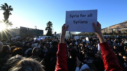 Les Syriens manifestent pour la première fois depuis des années pour demander à la coalition conduite par HTS de respecter les droits des citoyens dans toute leur diversité, à Damas, le 19 décembre 2024. (LOUAI BESHARA / AFP)