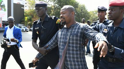 Arrestation de Guy Marius Sagna lors d'une manifestation, le 4 mai 2019, près de l'Assemblée nationale à Dakar. (SEYLLOU / AFP)