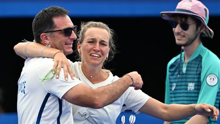 Lisa Barbelin après sa victoire en petite finale du tir à l'arc individuel lors des Jeux olympiques le 3 août 2024. (PUNIT PARANJPE / AFP)