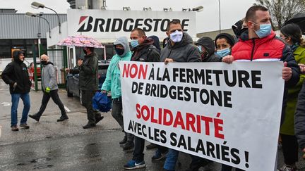 Lors d'une&nbsp;manifestation contre la fermeture annoncée du site Bridgestone devant l'usine de Béthune&nbsp;(Pas-de-Calais), le 4 octobre 2020 (photo d'illustration). (DENIS CHARLET / AFP)