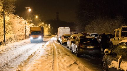 Des centaines de voitures sont restées bloquées à Bièvres (Essonne) dans la nuit de mardi à mercredi. (AFP)