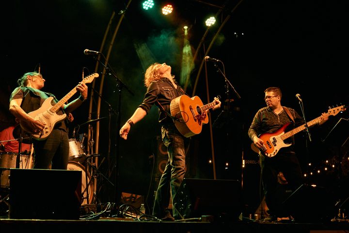 Mister Goodfaith et ses musiciens sur scène (Stéphane Synnett)