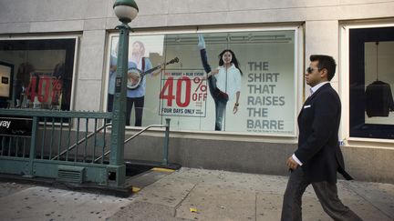 Un homme passe devant une boutique Gap &agrave; New York&nbsp;(Etats-Unis) le 30 ao&ucirc;t 2012. (RICHARD B. LEVINE / NEWSCOM / SIPA)