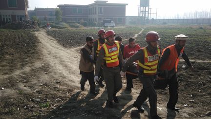 Des blessés sont évacués de l'université&nbsp;Bacha Khan à&nbsp;Charsadda, près de Peshawar (Pakistan). (A MAJEED / AFP)