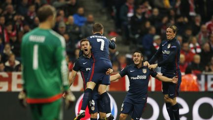 Les joueurs de l'Atlético de Madrid célèbrent le but décisif du Français Antoine Griezmann contre le Bayer Munich, en demi-finale de la Ligue des Champions, le 3 mai 2016, à Munich (Allemagne). (REUTERS)