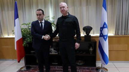 Le ministre français des Armées Sébastien Lecornu avec son homologue israélien Yoav Gallant, à Tel-Aviv (Israël), le 22 janvier 2024. (GIL COHEN-MAGEN / AFP)