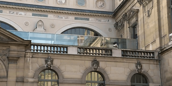 L'architecte Bruno Gaudin a conçu un pont en verre pour relier les bâtiments
 (Capture d&#039;écran France 3/Culturebox)