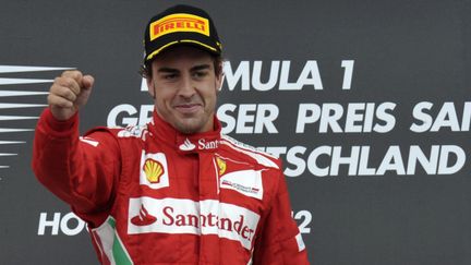 Le pilote de Formule 1 espagnol&nbsp;Fernando Alonso sur le podium, apr&egrave;s avoir remport&eacute; le Grand Prix d'Allemagne. (THOMAS KIENZLE / AFP)