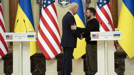 Le président américain Joe Biden (à gauche) sert la main du président ukrainien Volodymyr Zelensky (à droite) lors d'une conférence de presse conjointe à Kiev, le 20 février 2023. (EVAN VUCCI / POOL / AFP)