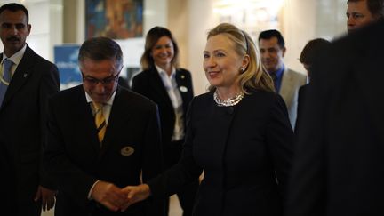 La secr&eacute;taire d'Etat am&eacute;ricaine, Hillary Clinton,&nbsp;&agrave; son arriv&eacute;e &agrave; Tunis (Tunisie) le 24 f&eacute;vrier 2012. (JASON REED / REUTERS)