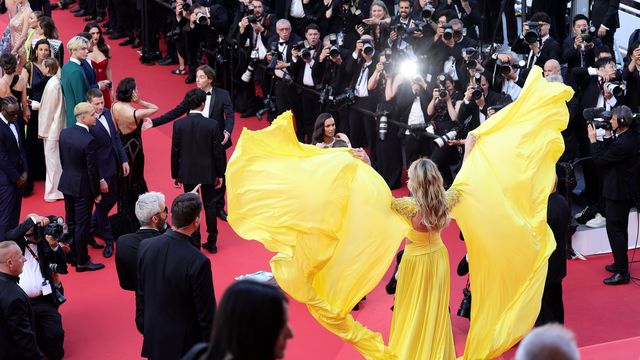 On the fashion side, the German model and actress Heidi Klum won the prize for the most photographed outfit of the evening.  In her huge yellow dress, with huge sleeves adorned with diamonds, she looks like a butterfly regarding to fly away.  (ANDREAS RENTZ / GETTY IMAGES EUROPE)