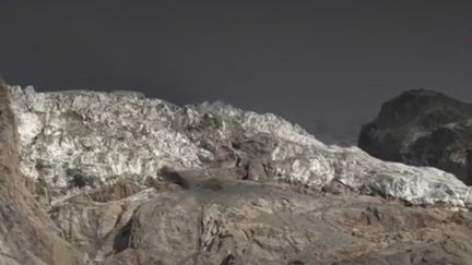 Les glaciers fondent un peu partout sur la planète et notamment dans les Alpes. Sur le Mont-Blanc, sur le versant italien, l'un d'entre eux menace de s'effondrer.  (CAPTURE ECRAN FRANCE 2)