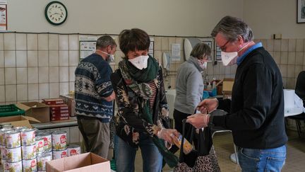 Distribution d'une aide alimentaire à Roncq (Nord) par les Restos du coeur, le 5 mai 2020. (THIERRY THOREL / MAXPPP)